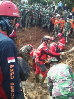 Evakuasi korban tanah longsor, Banjarnegara (2014).