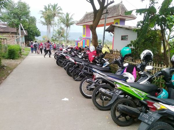 Ratusan motor berjajar di tempat parkir (foto: dok pri)