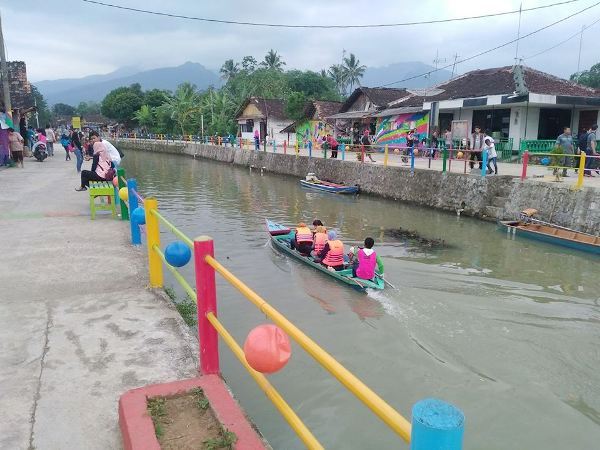 Pengunjung berompi oranye tengah bersampan (foto: dok pri)