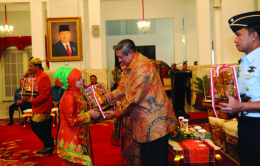 Ibu Soffia, saat menerima penghargaan Anugerah Kalpataru dari Presiden RI (dok;pekanbaru.tribunnews.com)