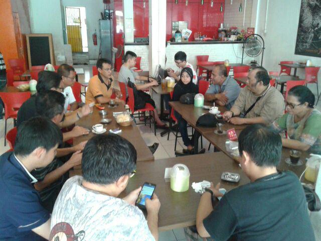 Suasana rapat untuk acara di salah satu kafe di Medan siang hari (11/5/17) [dokpri]