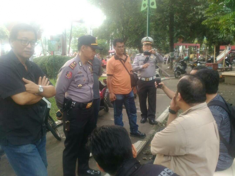 Diskusi alot dengan Kapolsek Medan Barat agar acara aksi damai ini bisa mendapatkan izin [dokpri via group WAG]