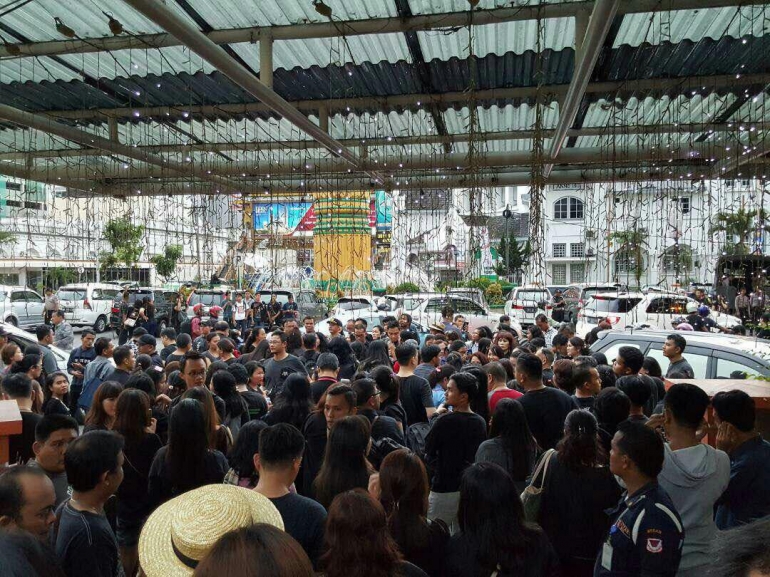 Suasana peserta aksi damai yang mulai membludak di titik Nol Km - Medan [dokpri via group WAG]