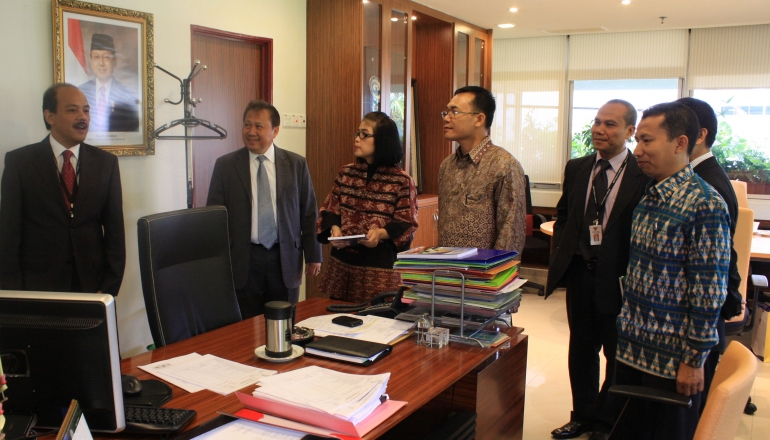 Bersama Prof. Rusdi Thaib (lima dari kiri) saat merintis UT Pokjar Kuala Lumpur. Foto/Dok. Pribadi THS.