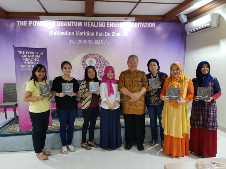 Perwakilan peserta menerima buku The Miracle of Endorphine dari bu Evianty Iswan (4 dari kiri). (dok pribadi)