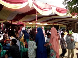 Warga Kecamatan Sukaratu dan Anak-anak Yatim yang menerima santunan (Dokpri)