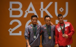 Dua atlet Indonesia, Surahmat Wijoyo (tengah) dan Muhamad Purkon (kiri) saat naik podium juara cabang angkat beras kelas 56 kilogram putra. (sumber foto: baku2017.com)