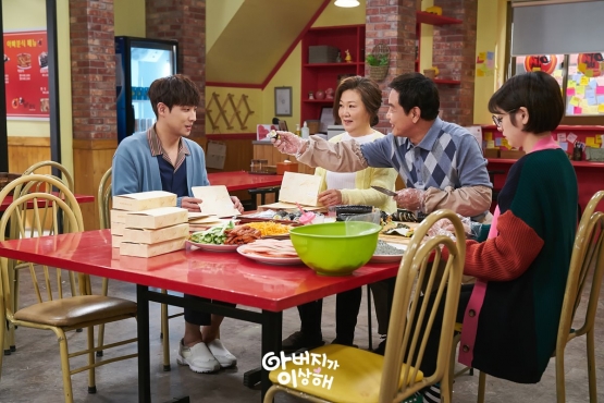 Salah satu scene fav saya. Joong Hee disuapin kimbap sama Papa Byun (kbsdrama)
