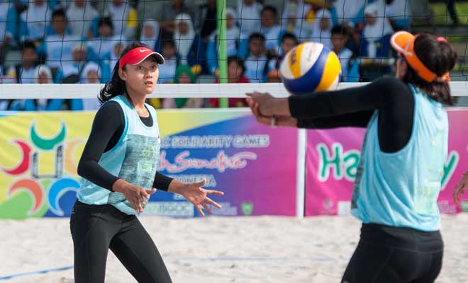 Atlet voli pantai Indonesia memilih tidak memakai bikini namun juga tidak berjilbab saat tampil di ISG 2013. (sumber foto: sportanews.com)