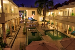 Bali Court Hotel & Apartments Legian Bali di malam hari / dap