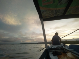 Anak Suku Bajo pemandu perahu wisatawan (foto by widikurniawan)
