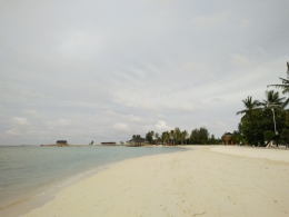 Hamparan pasir putih di Pulau Bokori (foto by widikurniawan)