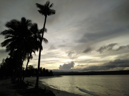 Pulau Bokori menjelang senja (foto by widikurniawan)
