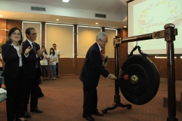 Pemukulan gong oleh Rektor UPH/STPPH Dr. (Hon) Jonathan L.Parapak disaksikan Dr. Diena M. Lemy, Kepala STPPH (kiri) 