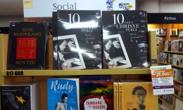 Akhirnya buku "10 Tahun Setelah Chrisye Pergi" ini terpajang di TB. Gramedia Yogyakarta setelah sebulan diterbitkan (dok. pri).