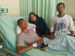 Angga bersama ayah ibunya di RSUD Salatiga (foto: dok pri)