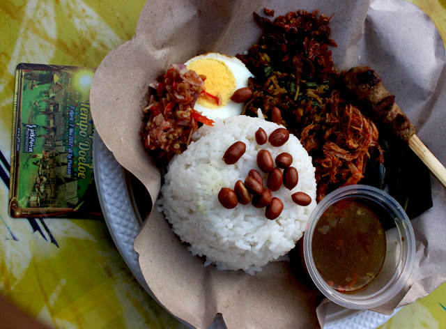 Nasi campur komplit khas Bali. (bozzmadyang.com)