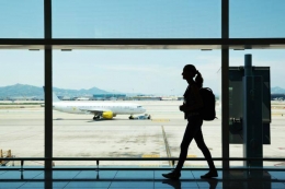 Tidak perlu risau menantang anak remaja naik pesawat sendirian. (sumber foto: happytrips.com)