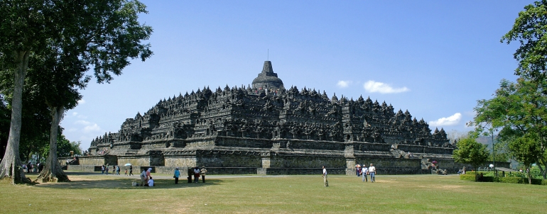 Gambar : https://upload.wikimedia.org/wikipedia/commons/8/8c/Borobudur-Nothwest-view.jpg