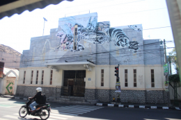 Tampak depan dari Bioskop Permata di Jalan Gajah Mada dan Sultan Agung, Yogyakarta. Sumber: Dokumen Pribadi
