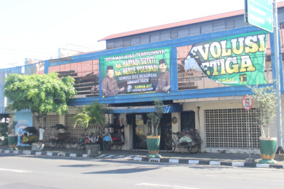 Bioskop Permata yang terbengkalai, dijadikan tempat memasang reklame pilkada kota Jogja. Sumber: Dokumen Pribadi