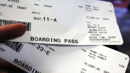 Anak remaja akan punya pengalaman menjaga dokumen penting seperti boarding pass. (sumber foto: tribunnews.com)