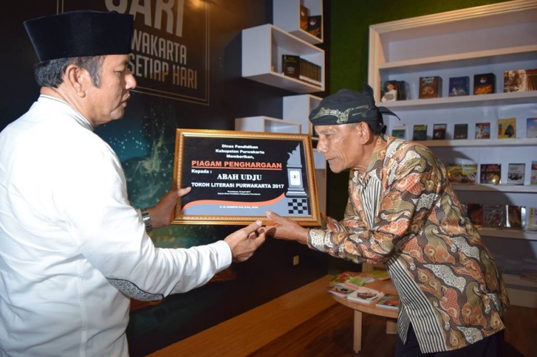 Abah Udju mendapatkan penghargaan dari Dinas Pendidikan Kabupaten Purwakarta sebagai Tokoh Literasi Purwakarta 2017. (Foto : Dok. Heri Kusnandar)