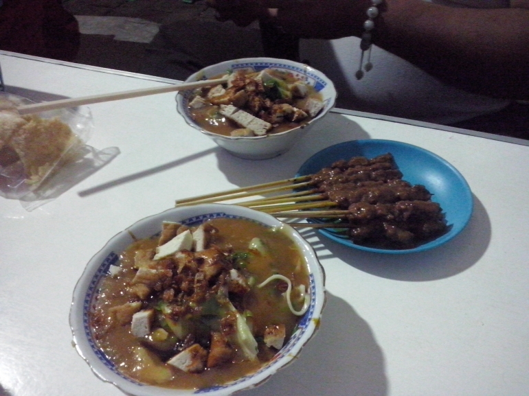 mie ongklok dengan sate sapi khas Wonosobo