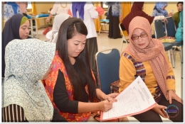 Ibu-ibu rumah tangga di Bantaeng ikuti Pelatihan Kursus Menjahit (17/05).