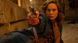Brie Larson, satu-satunya pemeran wanita dalam film Free Fire, juga digambarkan jago adu tembak. (foto: variety.com)