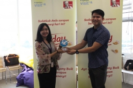 Perwakilan Lazada Indonesia menerima plakat dari perwakilan KFC Indonesia | Sumber: Kompasiana