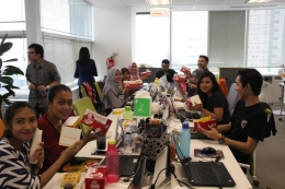 Karyawan Lazada Indonesia sedang menikmati sarapan KFC | Sumber: Kompasiana