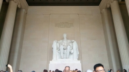 Patung Abraham Lincoln di Memorial Abraham Lincoln. Ia tepat menatap ke arah Monumen Washington dan Gedung Putih. 