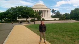 Gedung Jefferson Memorial nampak dari halaman belakang. Mestinya ini foto gak pake model. Maafkan. 