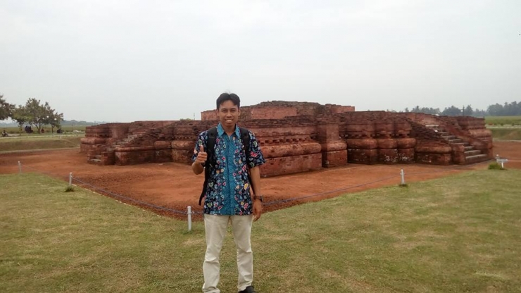 Penulis sedang berada di Candi Blandongan Karawang. (Foto: Dok. Pribadi)