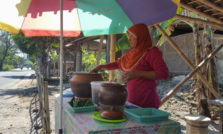 Aminah, salah satu penjual Es Dawet Onggok di Jalan Wedi-Klaten (dok. pri).