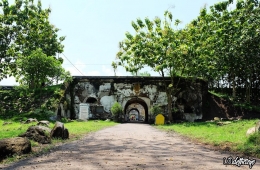 Jalan menuju gerbang utama/ dethazyo