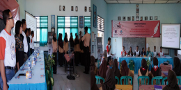 1. Menyanyikan lagu Indonesia Raya (kiri), 2. Pembawa acara saat memberikan pengantar (kanan) (RTC@dok)