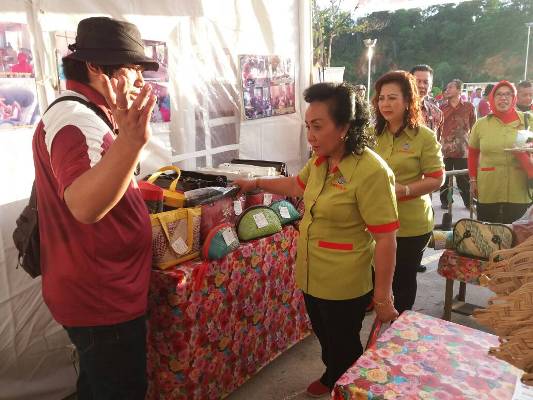Ibu Federica Cornelis mengunjungi stand pameran Yayasan Palung. Foto dok. Wendi, YP