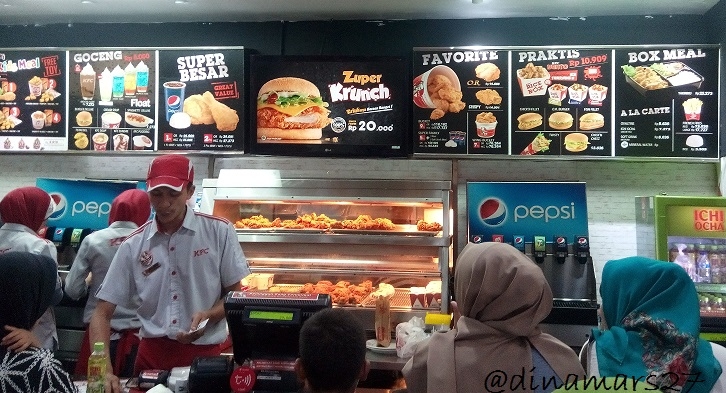 Menu terbaru KFC: Zuper Krunch, terpampang di papan menu yang mudah terlihat oleh pengunjung. (foto: dokpri, lokasi: KFC Mal Cinere)