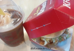 KFC 'Jupe' Zuper Krunch dalam bungkus yang cantik cuma Jigoban alias Rp 20.000,- (belum termasuk pajak). (foto: dokpri)
