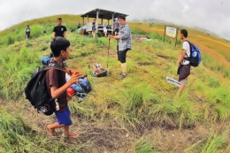 Anak-anak juga dilibatkan orang tuanya untuk menjadi porter walau bebannya tidak seberat orang tuang mereka (dok.pri).