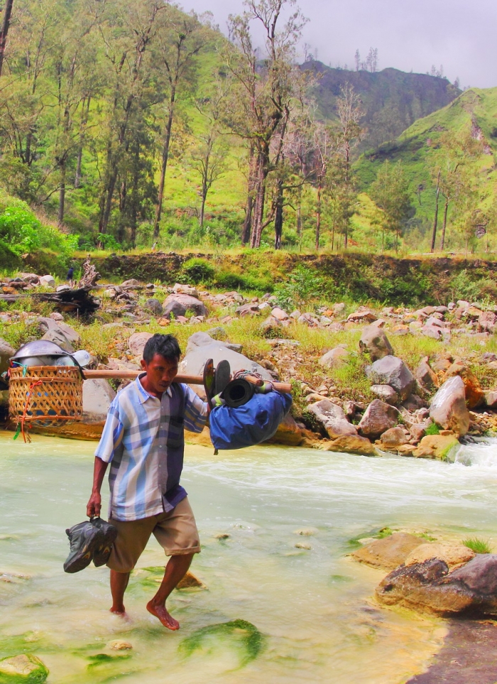 Porter tidak sekedar pengangkut beban, tetapi bisa menjadi penunjuk jalan, juru masak. Foto ini saat porter sebagai penunjuk jalan di jalur Torean yang jarang dilewati pendaki (dok.pri).