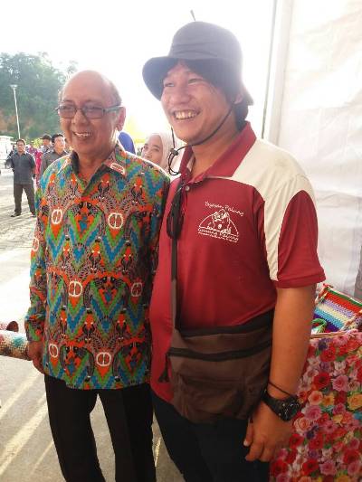 Wendi berfoto bersama Bupati Kayong Utara, Hildi Hamid. Foto dok. Wendi, YP.