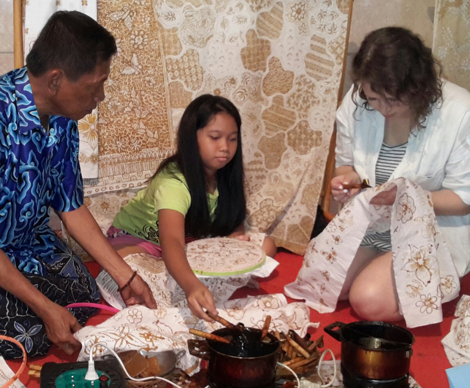 Membatik, yang menarik bagi turis asing di Musium Nasional (20/5) (dok pri)
