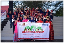 Delegasi FABT berfoto sesaat setelah pembukaan Festival Forum Anak Sulawesi Selatan di Taman Pakui Sayang Makassar (19/05).