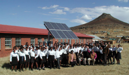 Salah satu sekolah di desa di Kenya Afrika, diterangi listrik tenaga matahari selama 24 jam. (Foto-1, sumber: https://www.worldenergy.org/news-and-media/news/key-players-to-facilitate-high-level-dialogue-at-africa-energy-indaba-2017/)
