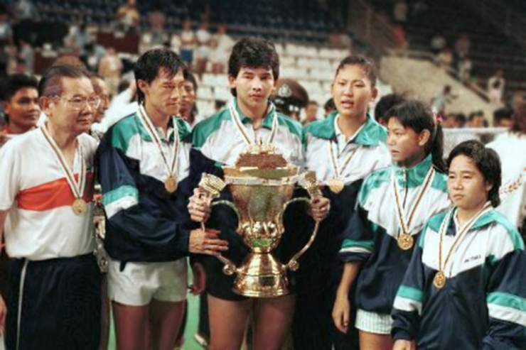 Susy Susanti dan tim Indonesia bersama trofi Piala Sudirman yang direbut di Istora Senayan Jakarta, 1989/gambar dari historia.id