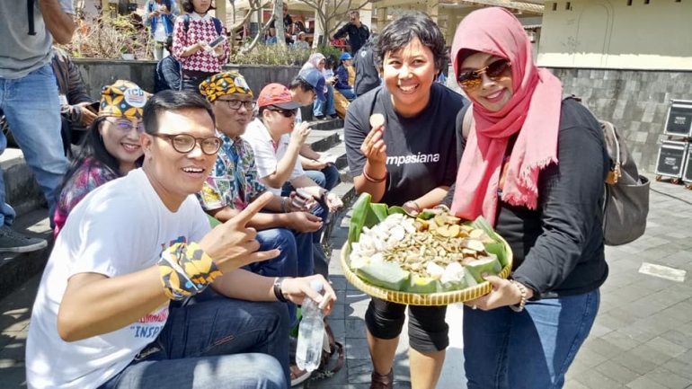 Tamita Wibisono, nomor dua dari kanan, berbagi kacang rebus, jagung rebus, dan talas rebus ke para pengunjung Indonesia Community Day (ICD) 2017. Di kiri berkaus putih adalah Wisnu Nugroho, Editor in Chief Kompas.com Foto: Rahab Ganendra