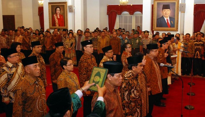 Para menteri dan tamu undangan berbatik saat pelantikan kabinet 2014-2019 oleh Presiden Jokowi. (sumber foto: Pos Kota News)